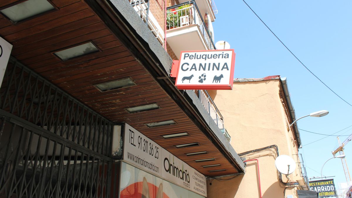 Cartel de "peluquería canina" en el centro 'Animanía Madrid'