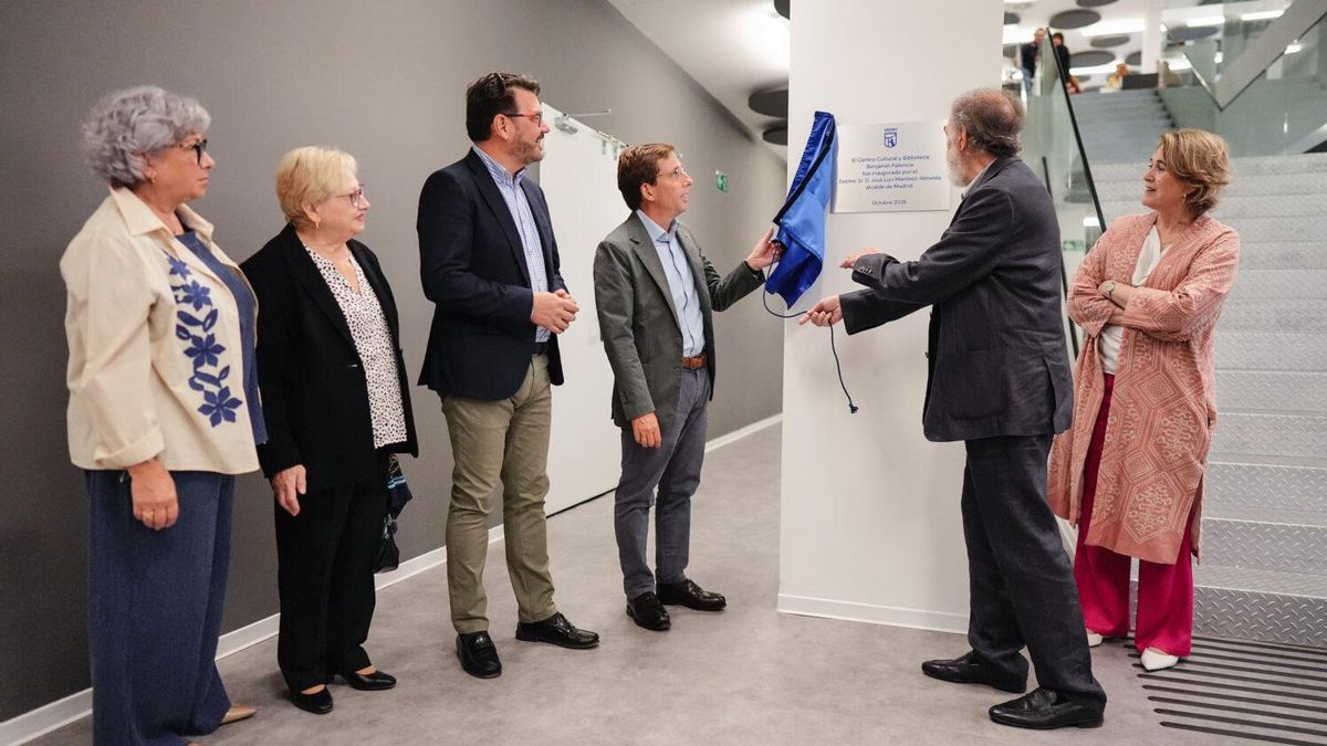 El alcalde de Madrid, José Luis Martínez-Almeida, en la inauguración de la Biblioteca Pública Municipal Benjamín Palencia