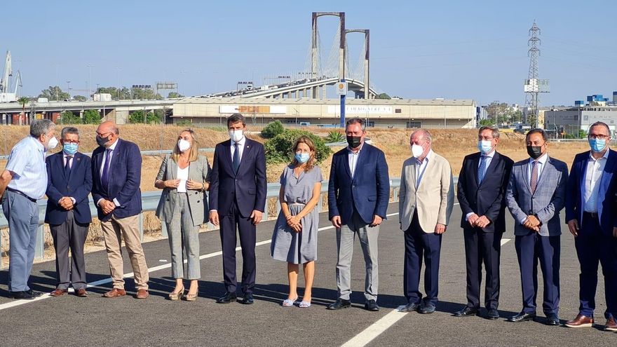 Las autoridades asistentes al acto, con el puente del Centenario como telón de fondo.