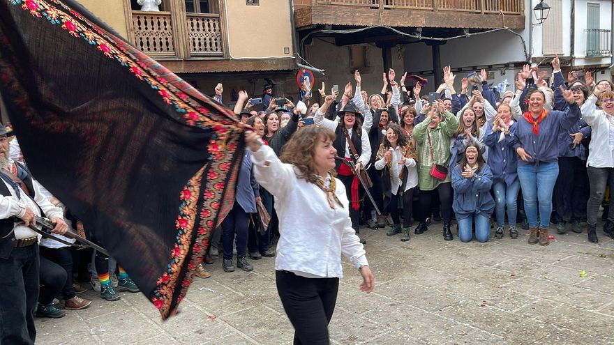Maria baila la bandera en el Peropalo apoyada por numerosas mujeres en la plaza de Villanueva de la Vera (Cáceres)