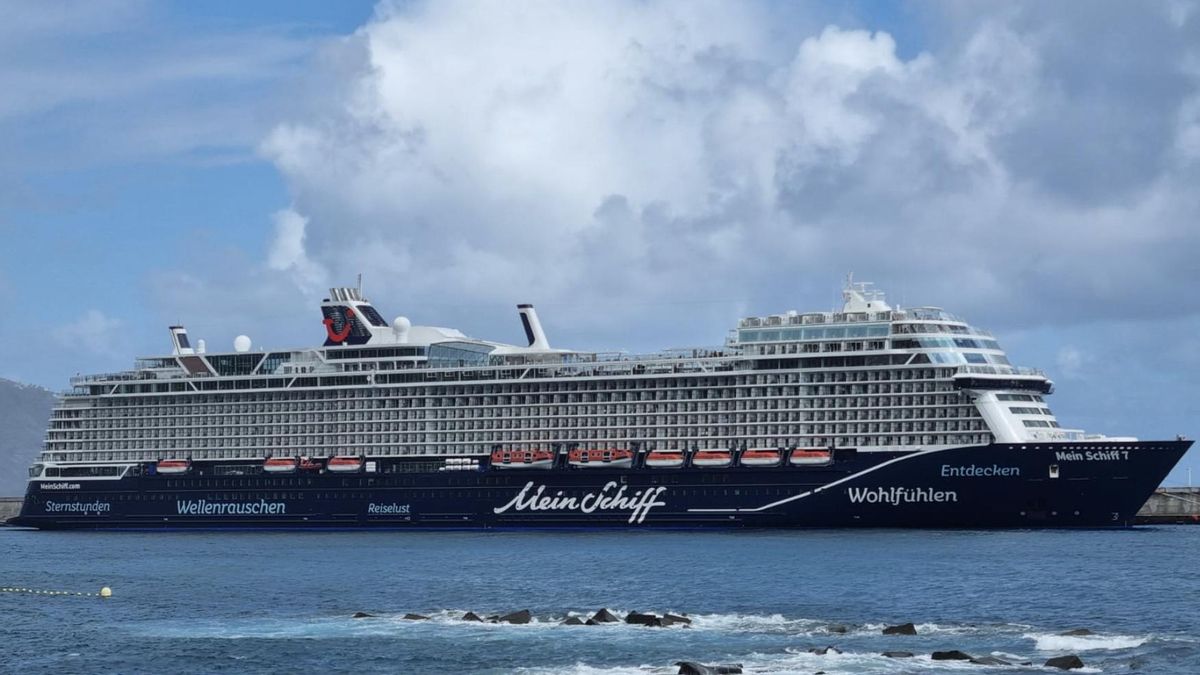 El buque  de crucero 'Mein Schiff 7’, este lunes, en el Puerto de Santa Cruz de La Palma.