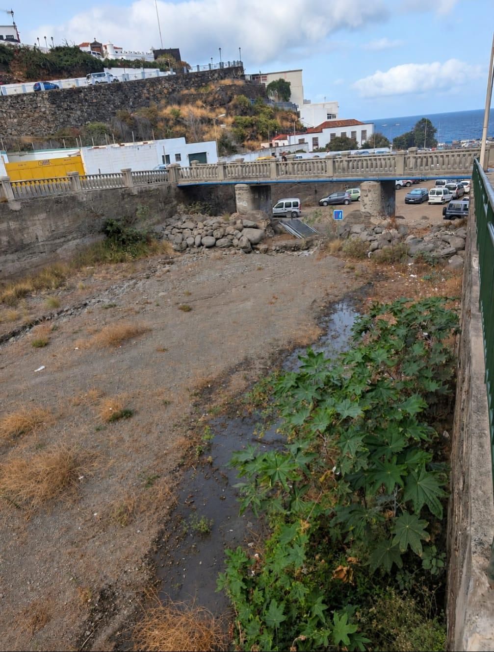 Vertido de aguas residuales en el barranco de Las Nieves, por encima del puente peatonal situado  frente de la Plaza de La Alameda de Santa Cruz de La Palma.