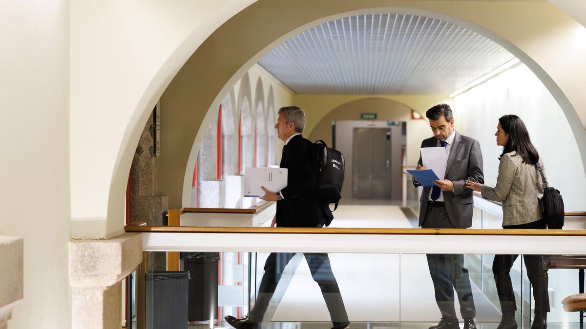 El presidente de la Xunta, Alfonso Rueda, acompañado del conselleiro Diego Calvo y la secretaria general del PPdeG, Paula Prado.