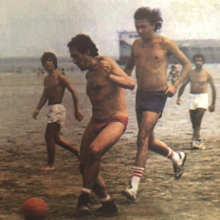 Miguel Ríos y miembros de su banda jugando al fútbol en la playa Salve de Laredo en un gira posterior a la Noche Roja. Foto publicada en 'Revista Laredu Lin', julio 2005