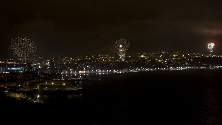 Fuegos artificiales en Las Palmas de Gran Canaria para celebrar la noche de San Juan y el 543º aniversario de la fundación de la ciudad.