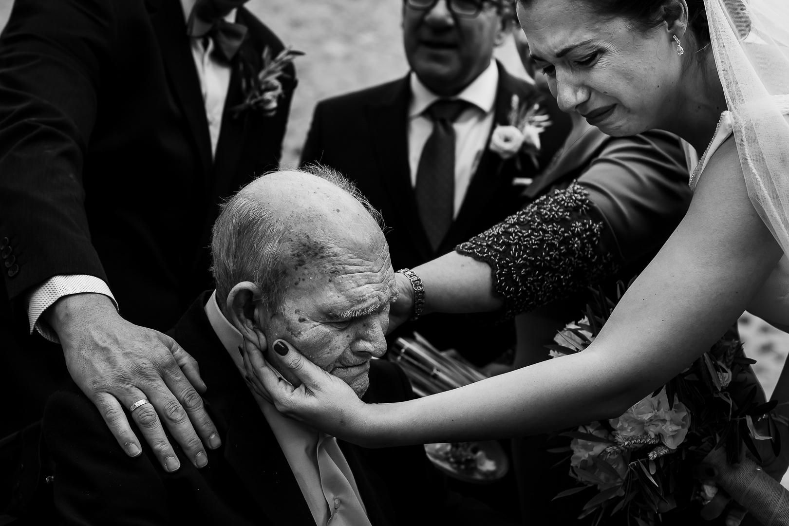 Fotografía realizada por David Copado en la que refleja la última imagen de una nieta con su abuelo en el momento de su boda