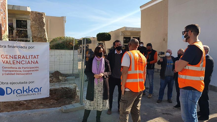 Visita de la consellera Rosa Pérez Garijo a los trabajos de exhumación en el cementero parroquial de Orihuela.