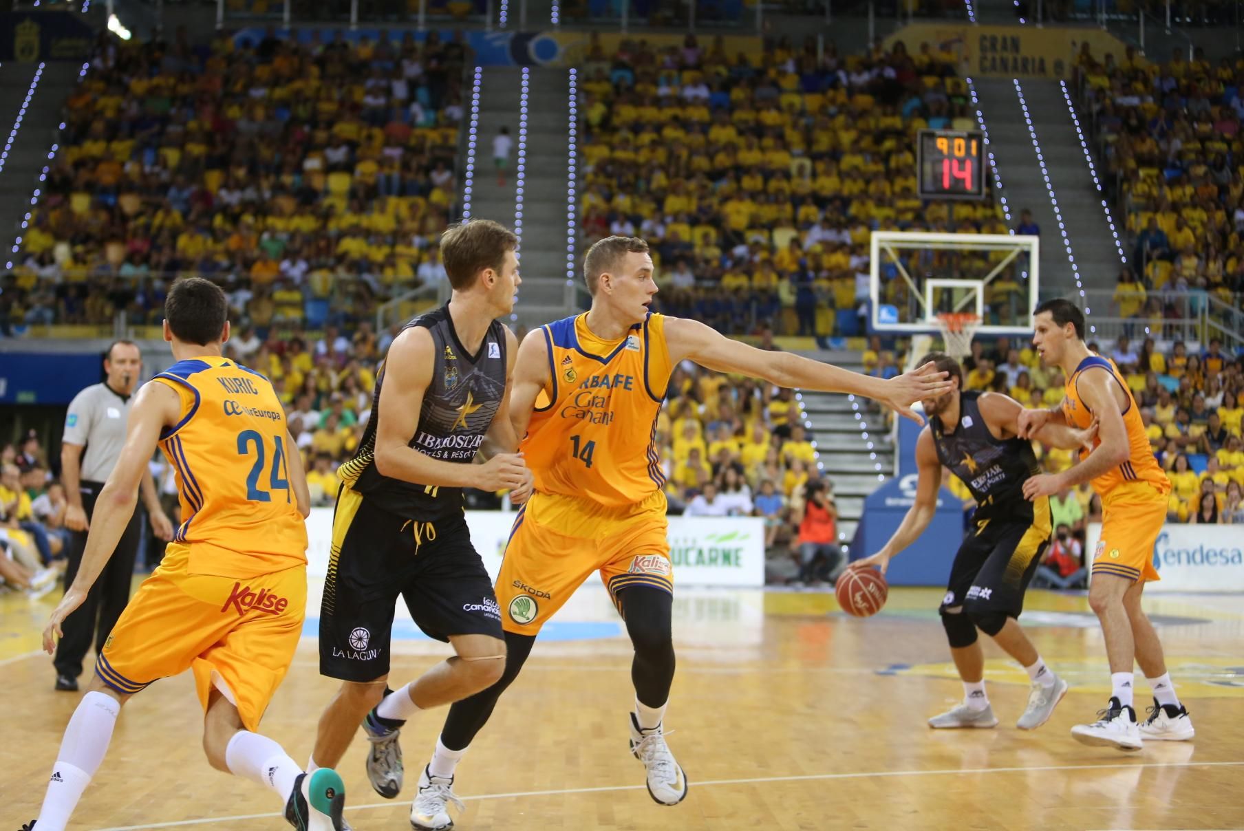 Imágenes del encuentro entre Herbalife Gran Canaria - Iberostar Tenerife. Alejandro Ramos.