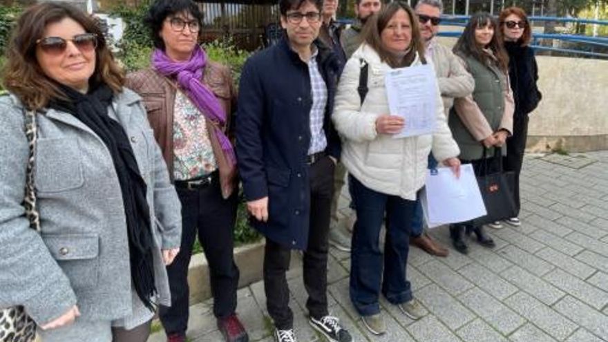 Reclaman personal especializado para el alumnado de un colegio de Hellín y envían firmas al Gobierno regional