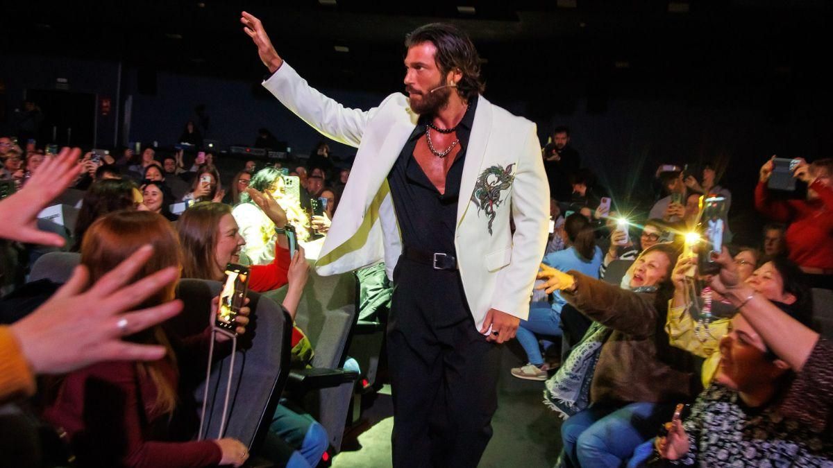Can Yaman, rodeado de fans en la presentación de 'El Turco'