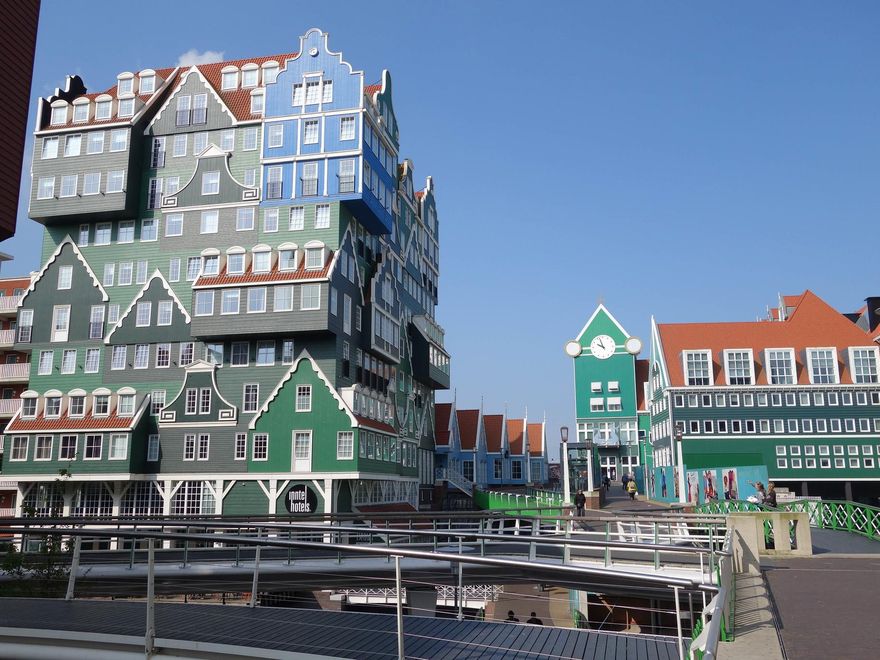 La mole del Inntel Hotel es la seña de identidad de la nueva Zaandam, antigua zona de canales y puertos reconvertida en lugar de moda al norte de Ámsterdam.