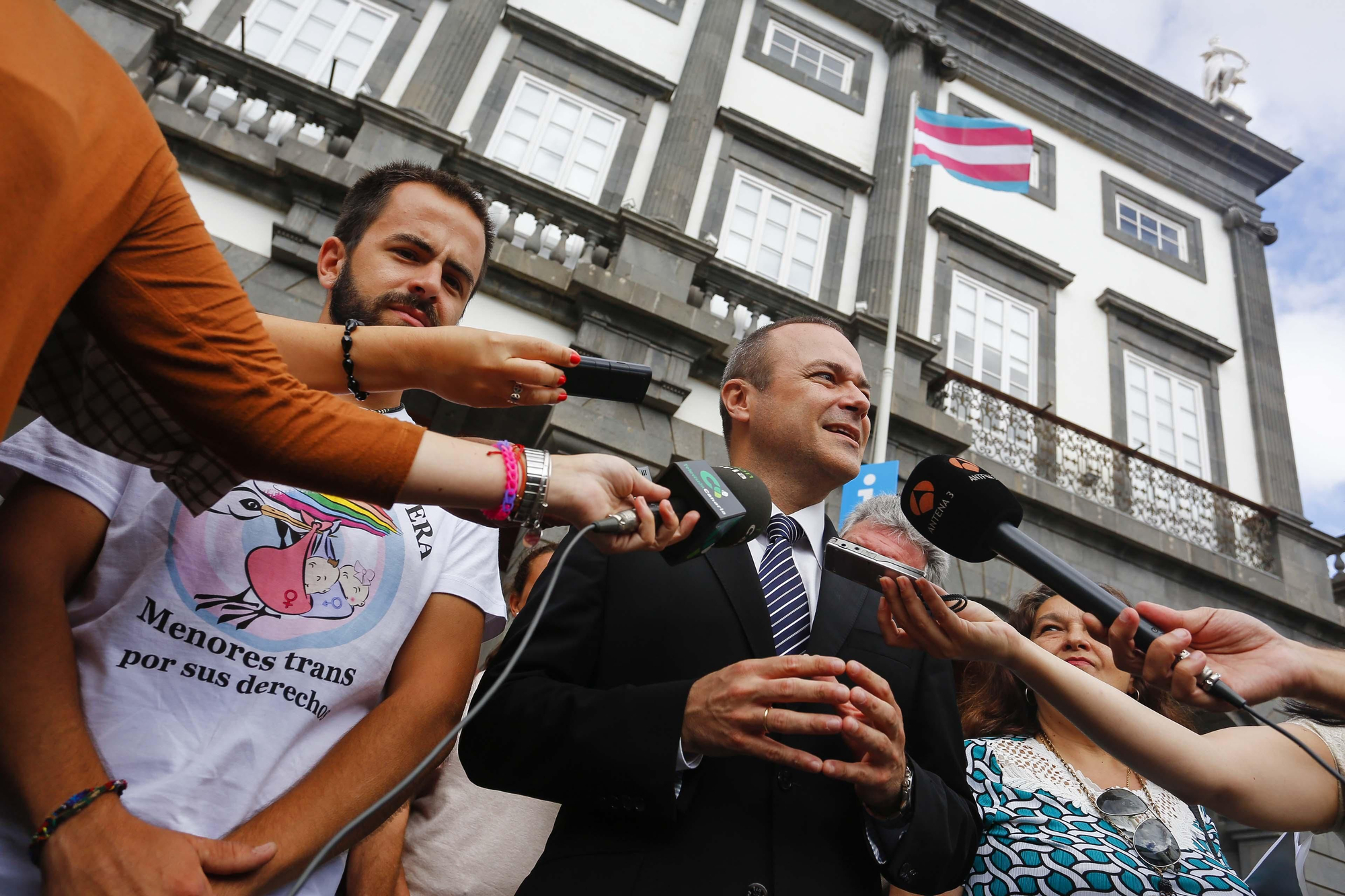 Izado de la bandera transexual en el Ayuntamiento de Las Palmas de Gran Canaria.