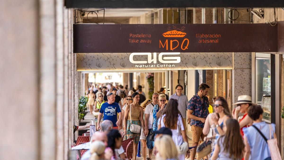 Diverses persones passegen pel centre de Palma. Imatge d'arxiu/ Europa Press
