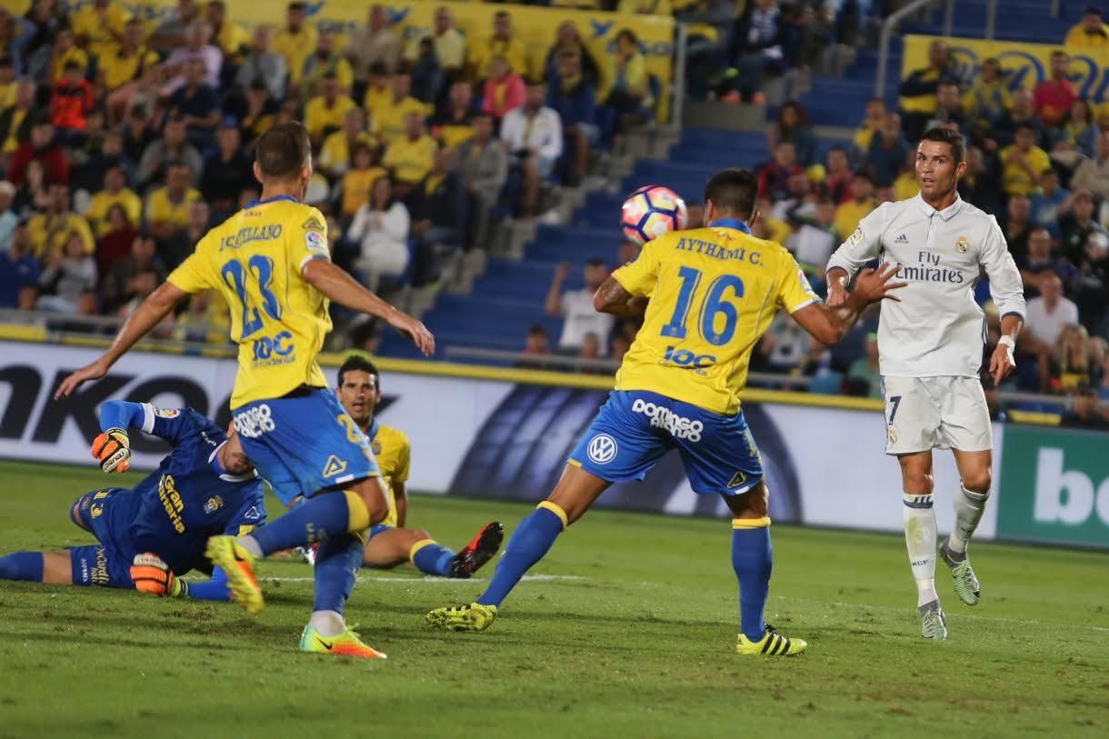 Aythami despeja ante la mirada de Cristiano Ronaldo. (ALEJANDRO RAMOS)