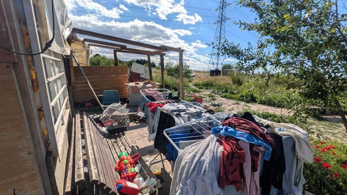 Ropa y enseres de Antonio y su familia, en la Cañada Real de Madrid