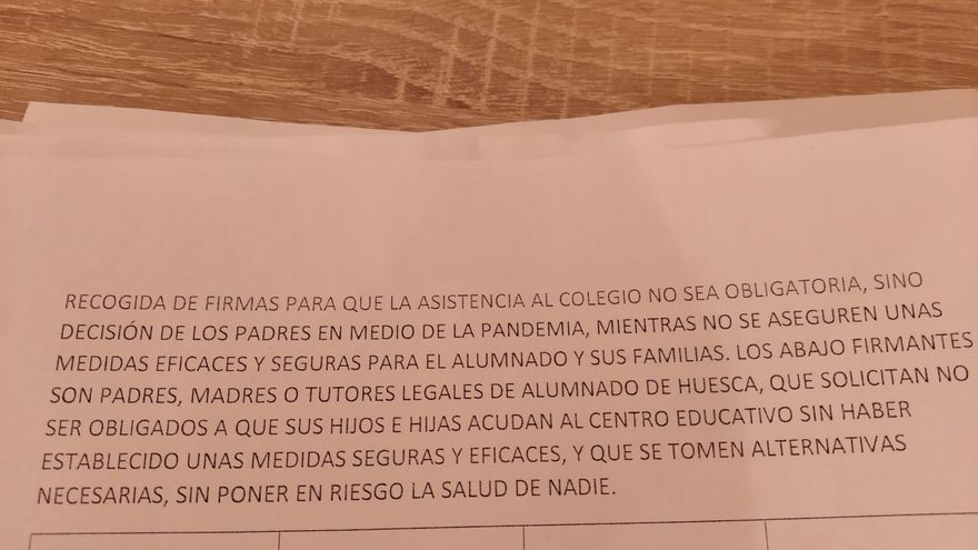 Recogida de firmas para la asistencia opcional al colegio en Huesca