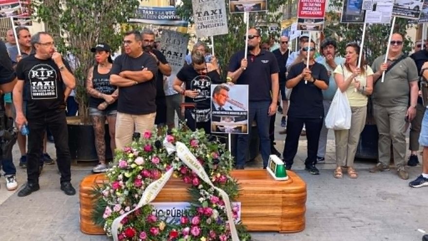 Taxistas y profesores de la concertada protestan contra el Consell de Pérez Llorca antes del pleno de las Corts