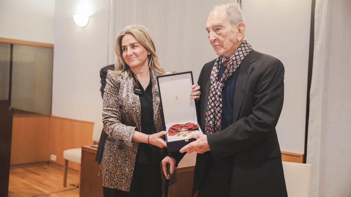 La ministra Milagros Tolón hace entrega de la Gran Cruz de la Orden de Alfonso X El Sabio al historiador Nicolás Sánchez Albornoz