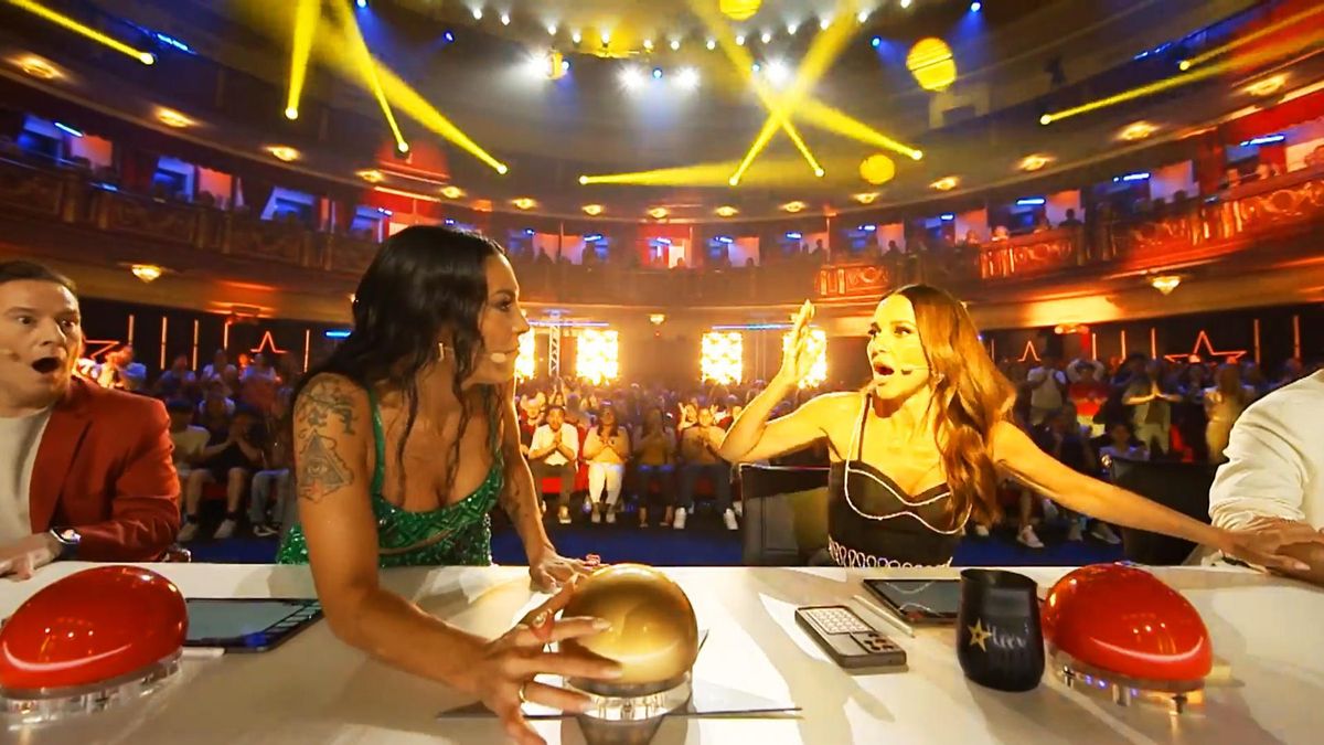 Lorena Castell pulsa el botón de oro antes de que finalice la actuación de AM Dance Studio