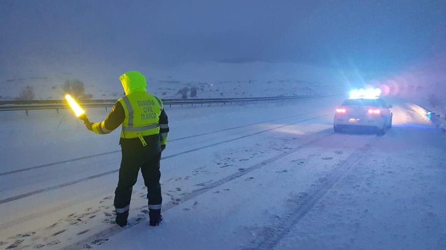 Imagen de archivo de la Guardia Civil auxiliando vehículos en la A-67 por la nieve.
