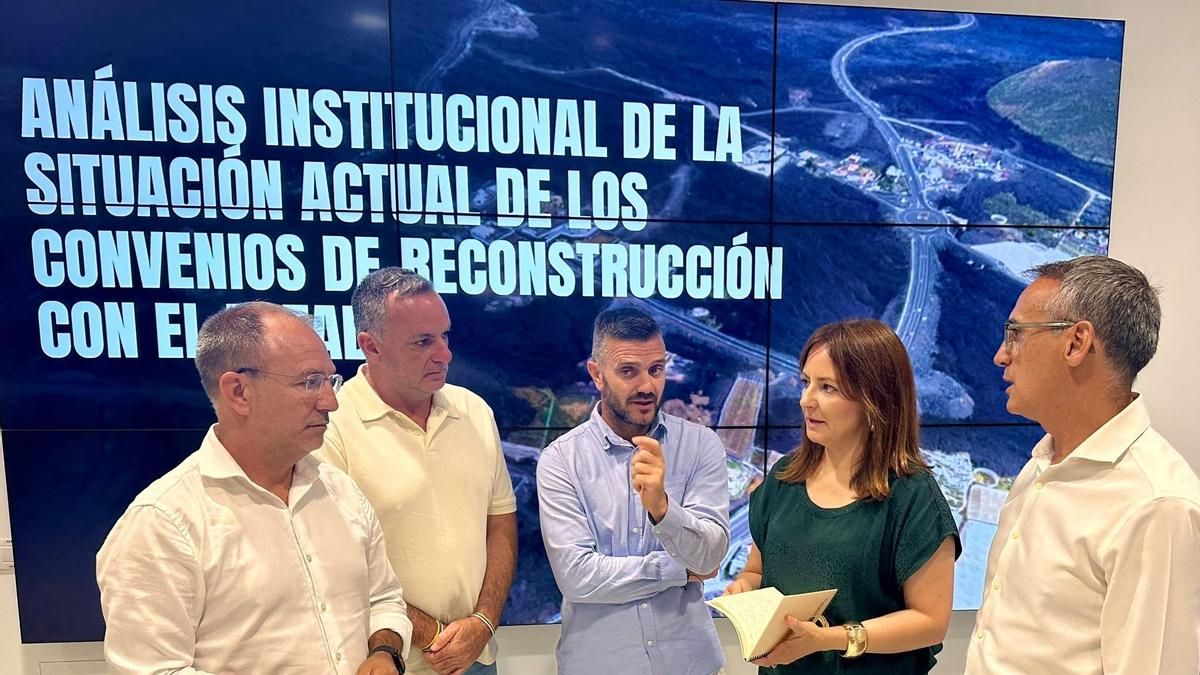 Sergio Rodríguez, presidente del Cabildo de La Palma;  David Ruiz, alcalde de Tazacorte; Eloy Martín, alcalde de El Paso;  Nieves Lady Barreto, consejera de Presidente del Gobierno de Canarias, y Javier Llamas, alcalde de Los Llanos de Aridane, en este viernes, tras la rueda de prensa.