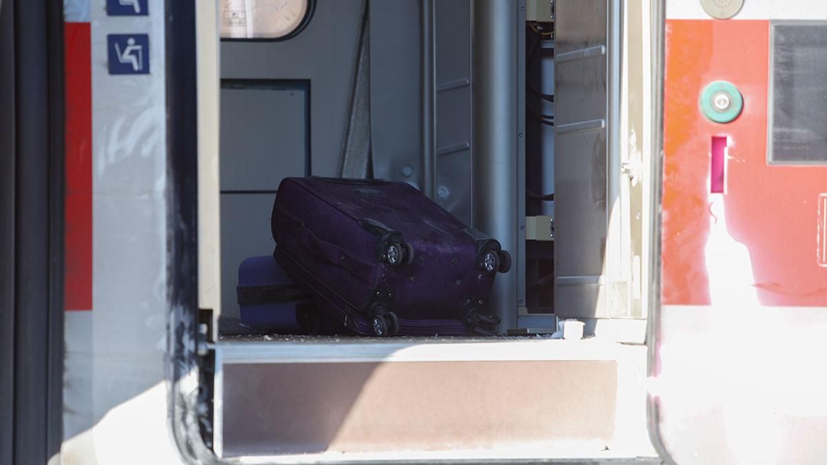 Maletas caídas en las vías del tren