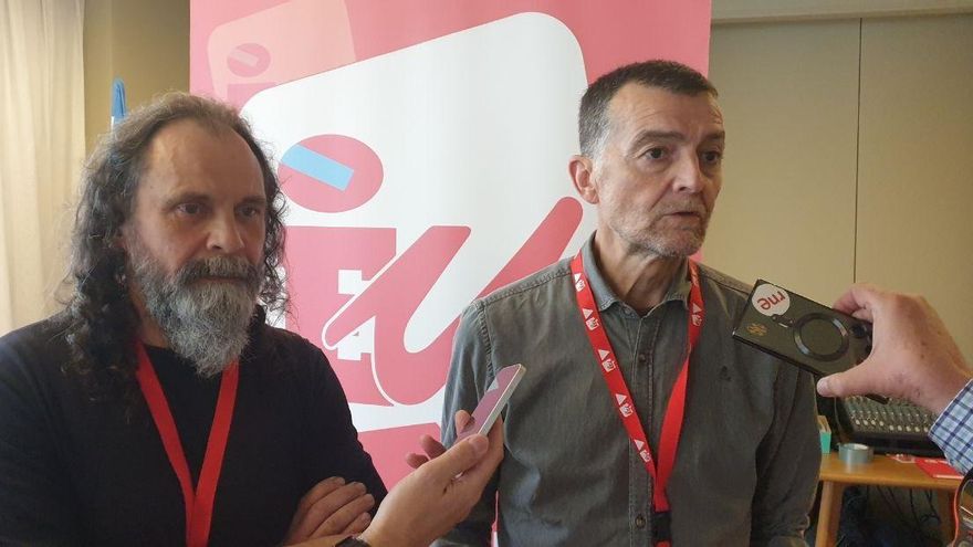 El coordinador federal de Izquierda Unida, Antonio Maíllo, este sábado en el cierre de la XIV Asemblea Nacional de Esquerda Unida (EU) junto al nuevo coordinador gallego, Lino Costas.