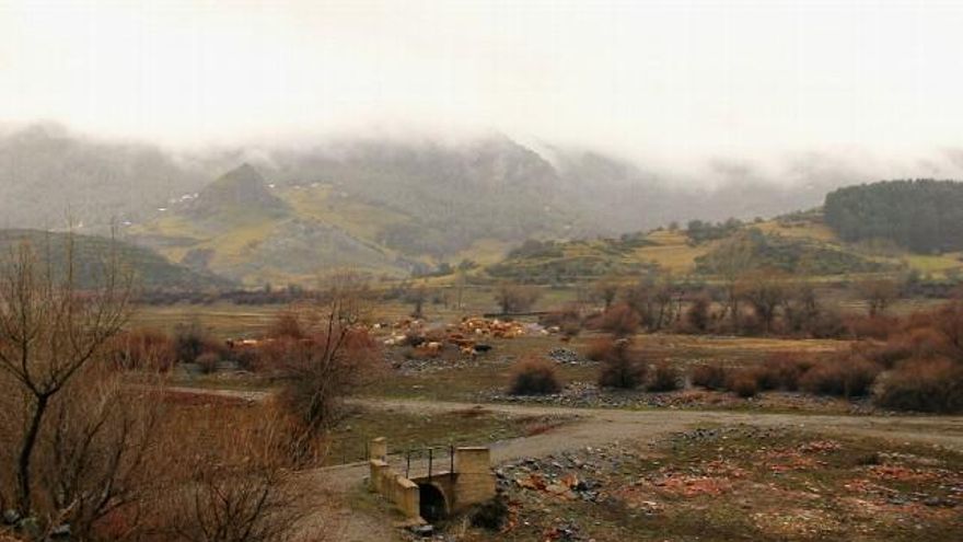 Los escombros de las casas que sí fueron destruídas en Burón permanecen en el paisaje de la sequía. / Carlos J. Domínguez