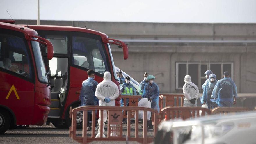 Los catorce pasajeros españoles que iban a bordo del crucero neerlandés MV Hondius y un médico de la Organización Mundial de la Salud han desembarcado ya en el puerto de Granadilla de Abona (Tenerife), desde donde los trasladan en guaguas al aeropuerto de Tenerife Sur, para que un avión militar los traslade a Madrid.