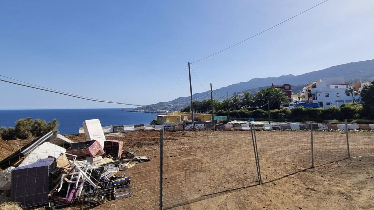 En la imagen facilitada por CC,  depósito de enseres   cerca de la zona industrial y del barrio de Mirca.