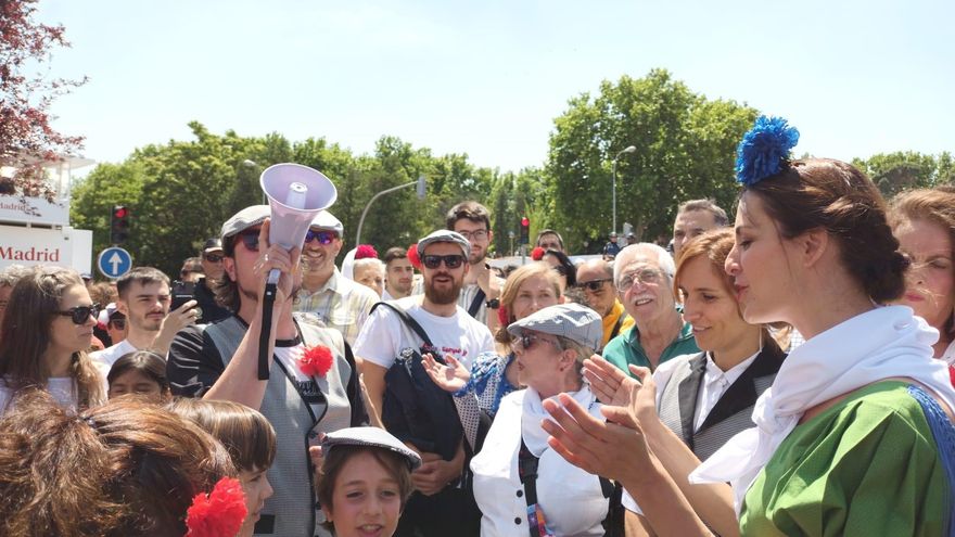Las candidatas de Más Madrid, Rita Maestre y Mónica García, apoyan en la Pradera a los colegios contra el calor: "San Isidro Labrador, danos un ventilador".