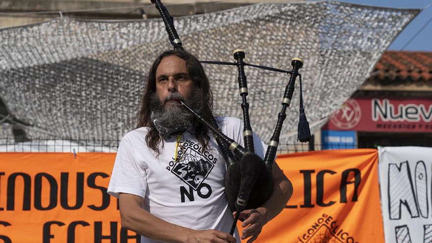Un manifestante durante la concentración en Santander frente a las pancartas.