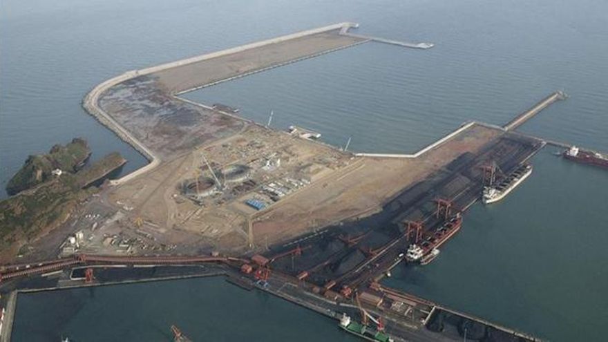 Fallecen dos trabajadores tras caer dos grúas en el puerto de El Musel de Gijón