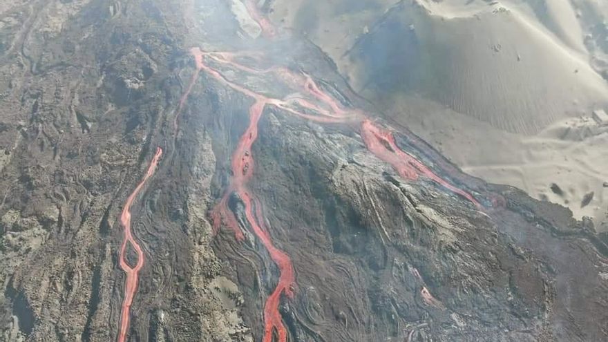 Crece la emisión de ceniza en La Palma mientras una nueva colada amenaza con sobrepasar la carretera de acceso a Puerto Naos