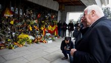 Un hombre frente al panteón de Franco en el cementerio del Mingorrubio.