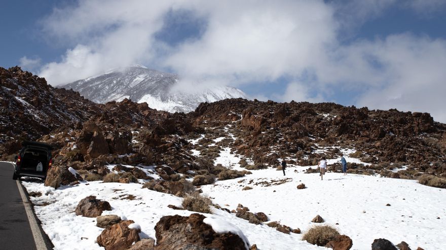 Algunos curiosos disfrutando de la nieve en el Parque Nacional del Teide este sábado, 29 de enero