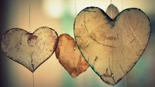 Corazones de madera.