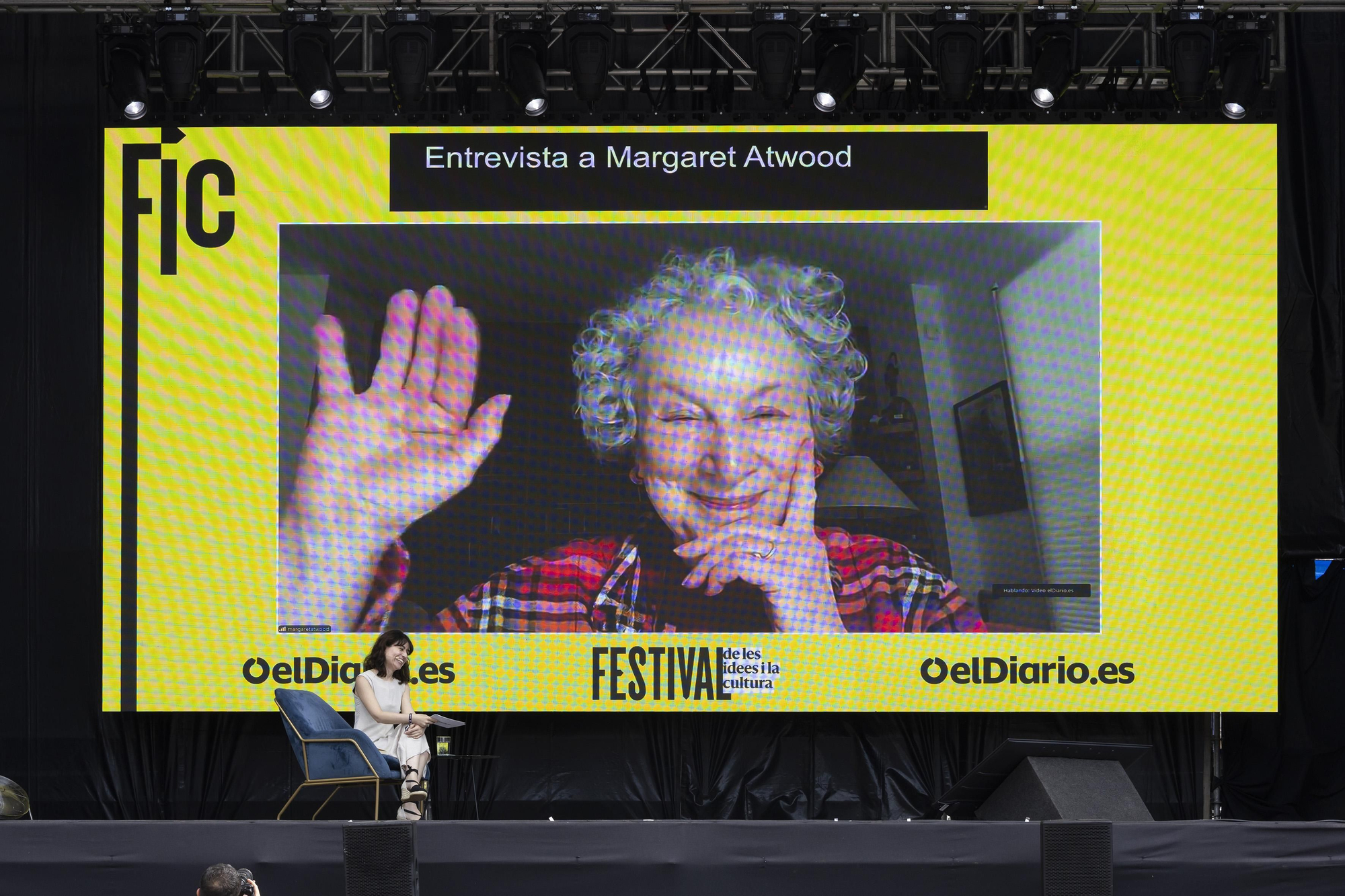 Centenares de personas asistieron a la entrevista con Margaret Atwood