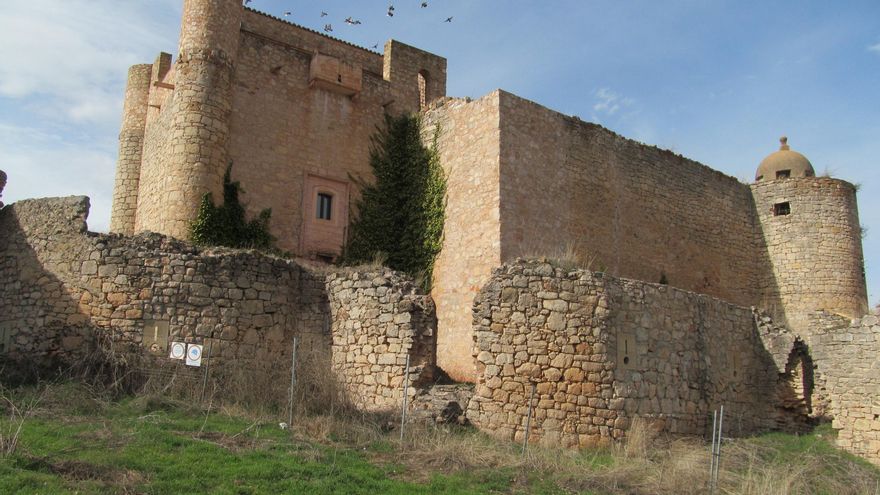 El pueblo medieval de Guadalajara donde hacer un viaje al pasado entre sus murallas y su castillo medieval
