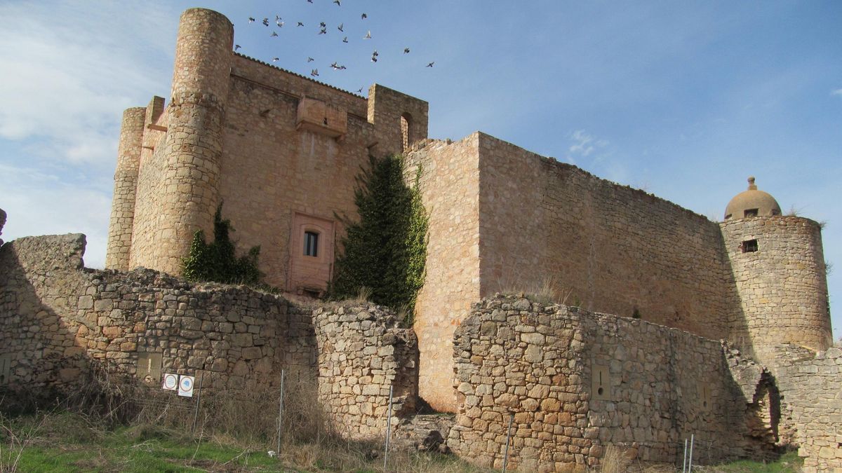 El pueblo medieval de Guadalajara donde hacer un viaje al pasado entre sus murallas y su castillo medieval