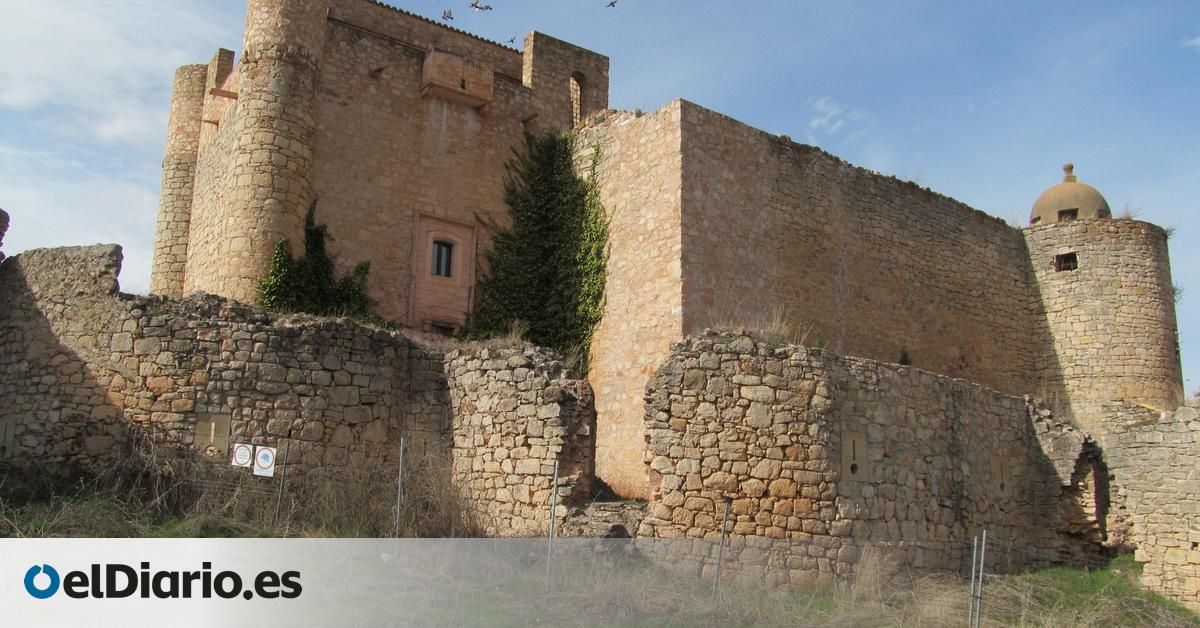 El pueblo medieval de Guadalajara donde hacer un viaje al pasado entre sus murallas y su castillo medieval