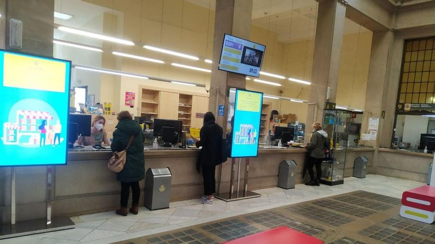 Sucursal de Correos en Santander este martes.