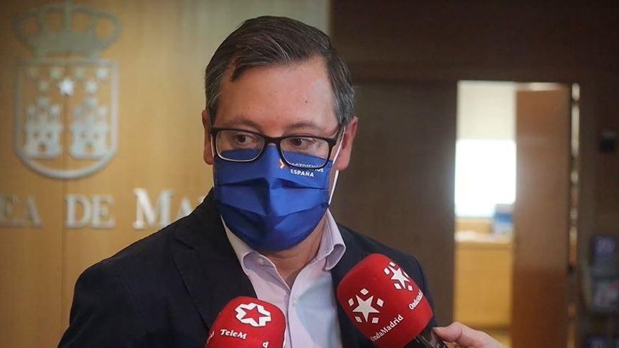 Archivo - El portavoz del PP, Alfonso Serrano, en la Cámara regional atiende a los medios sobre las últimas novedades sanitarias