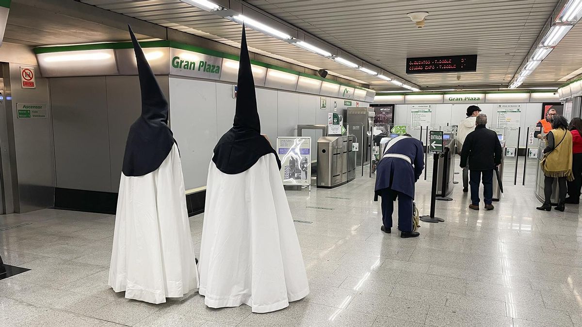 Nazarenos de La Sed cogiendo el metro de vuelta a casa