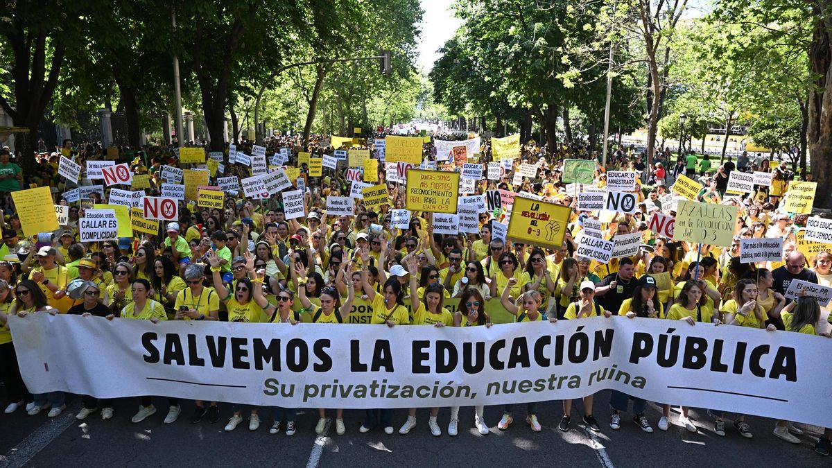 Miles de personas recorren el centro de Madrid al grito de “Salvemos la educación pública”
