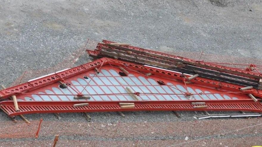 Estructura de Eiffel en el suelo, una vez desmontada