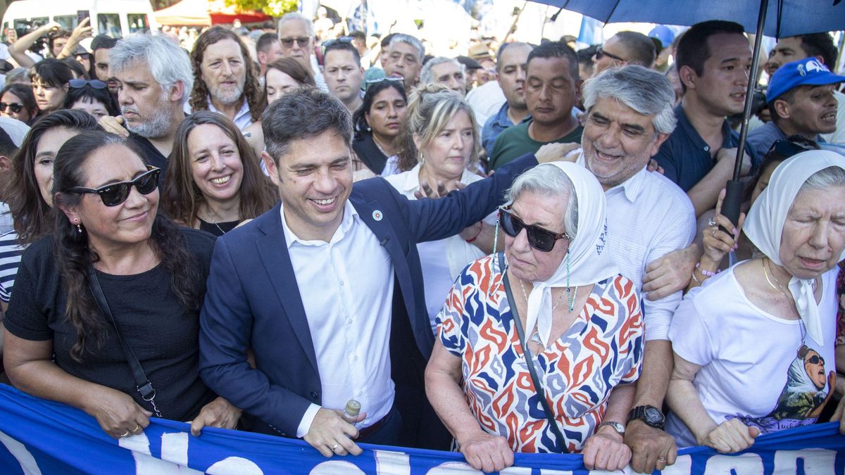 Axel Kicillof participó de la marcha junto a Madres de Plaza de Mayo.