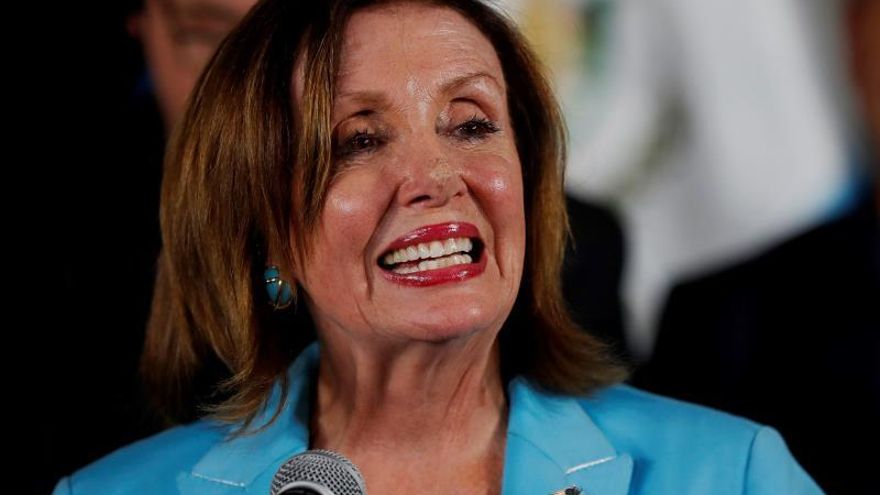 La presidenta de la cámara de representantes del Congreso de Estados Unidos, Nancy Pelosi (c), participa en una conferencia de prensa ayer jueves, en la Fuerza Aérea Guatemalteca, en Ciudad de Guatemala (Guatemala).