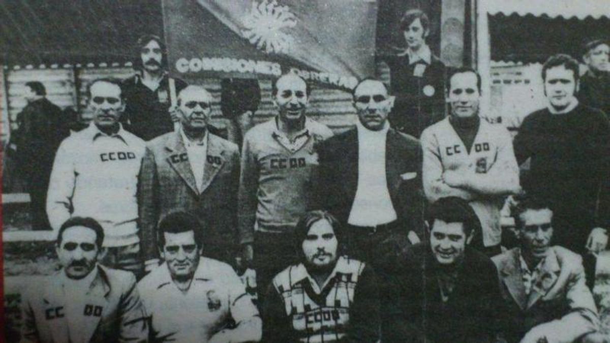 José Ramón Vega y Benjamín Rubio (segundo y tercero por la derecha arriba) y Javier Rubio (con bigote sosteniendo una bandera), en 1977. 