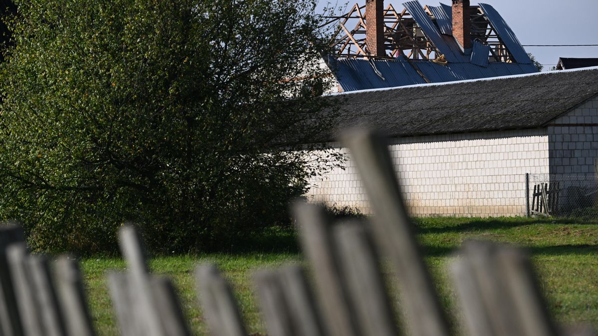 Un tejado destruido por la caída de un dron ruso en Wyryki (en el este de Polonia).